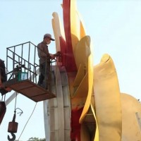 油漆工，使用手工工具或机器，将涂料涂或喷在建筑物或门窗的表面，达到装饰的效果