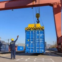 吊车司机，运用起重设备吊施工用的钢筋、木楞、脚手管等施工原材料